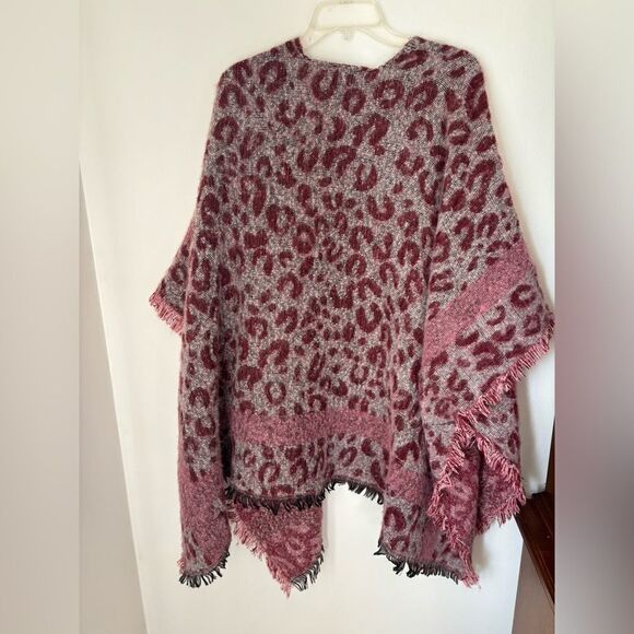 Vince Camuto burgundy leopard print wool cape with fringe - Picture 10 of 10